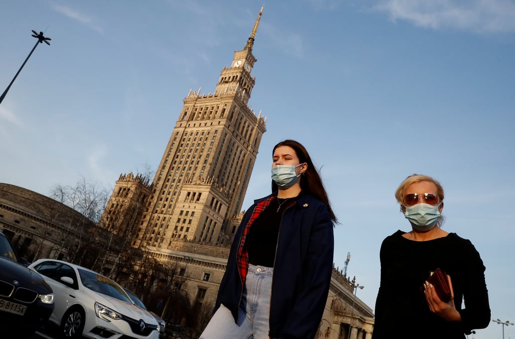 La pologne instaure un confinement national