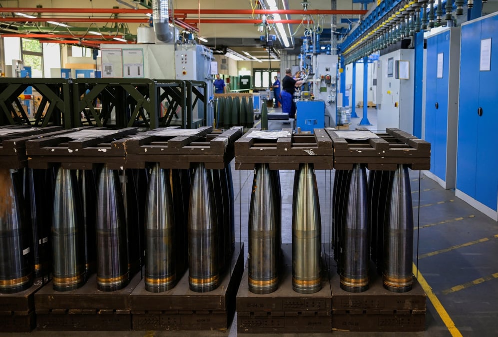 Les employes travaillent a l'usine de la societe allemande rheinmetall a unterluess, en allemagne