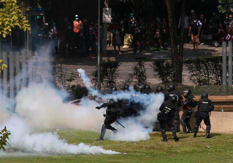 Grenades lacrymogènes contre des manifestants thaïlandais