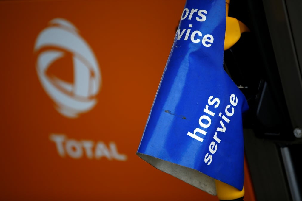 Gilets jaunes: 145 stations-service total a court de carburant