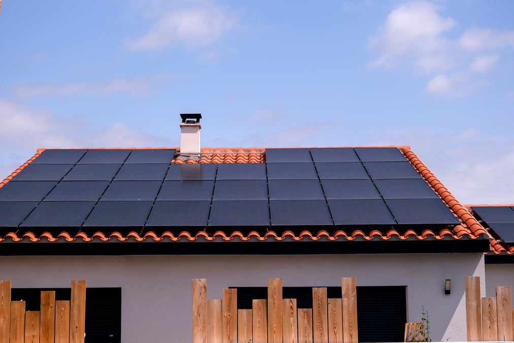 L'autoconsommation d'électricité connaît une forte hausse chez les particuliers en France, notamment grâce à l'installation de panneaux solaires.