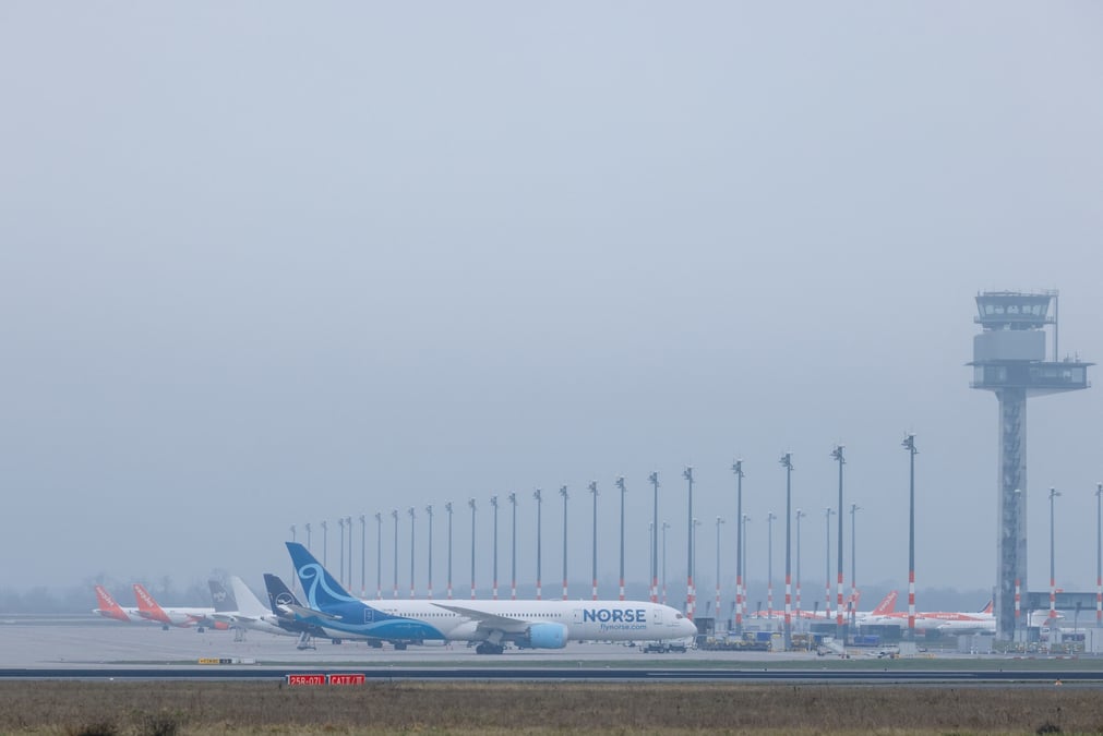 Des avions a l'aeroport de berlin brandenburg alors que le personnel fait la greve sur fond de revendications salariales