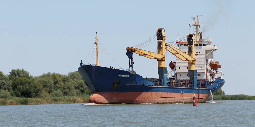 Un cargo naviguant en juillet 2022 dans l'embouchure de la rivière Bystre, qui relie la mer Noire et le Danube, dans le district d'Izmail de la région d'Odessa.