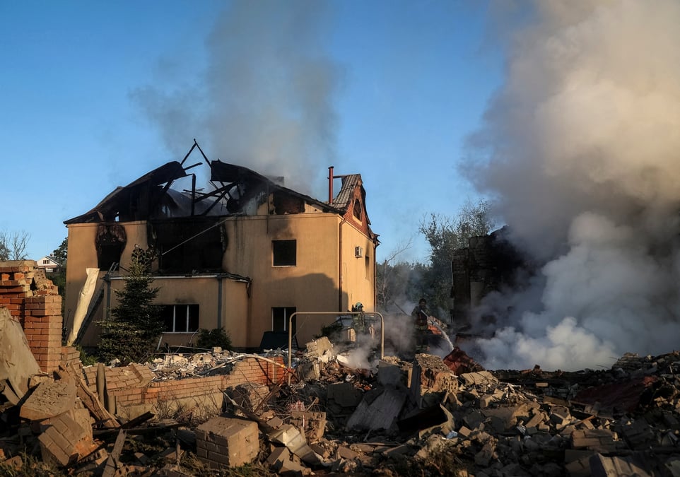 Une maison a ete frappee par une attaque de drones russes a kharkiv, en ukraine