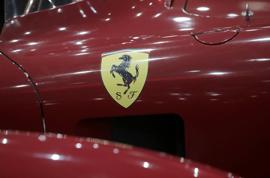 Le logo deferrari photographie lors de l'inauguration de l'exposition ferrari a monaco