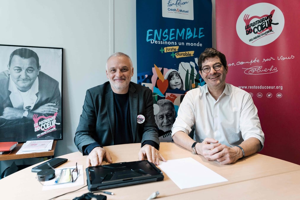 Nicolas Théry (à droite) présente le bilan d'une opération de collecte en faveur des Restos du Cœur en mars 2023.
