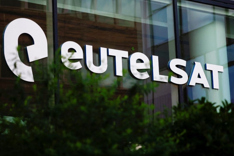 Le logo d'eutelsat au quartier general de l'entreprise a issy-les-moulineaux