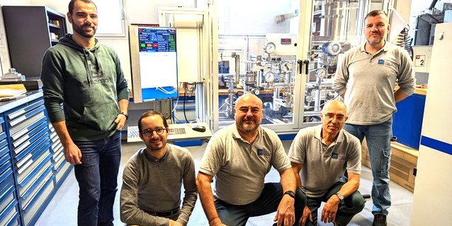 Damien Voiry, jeune chercheur en chimie des nanomatériaux, et une équipe de l'Institut Européen des membranes, travaillent sur un procédé complexe destiné à transformer le CO2 par électrolyse.
