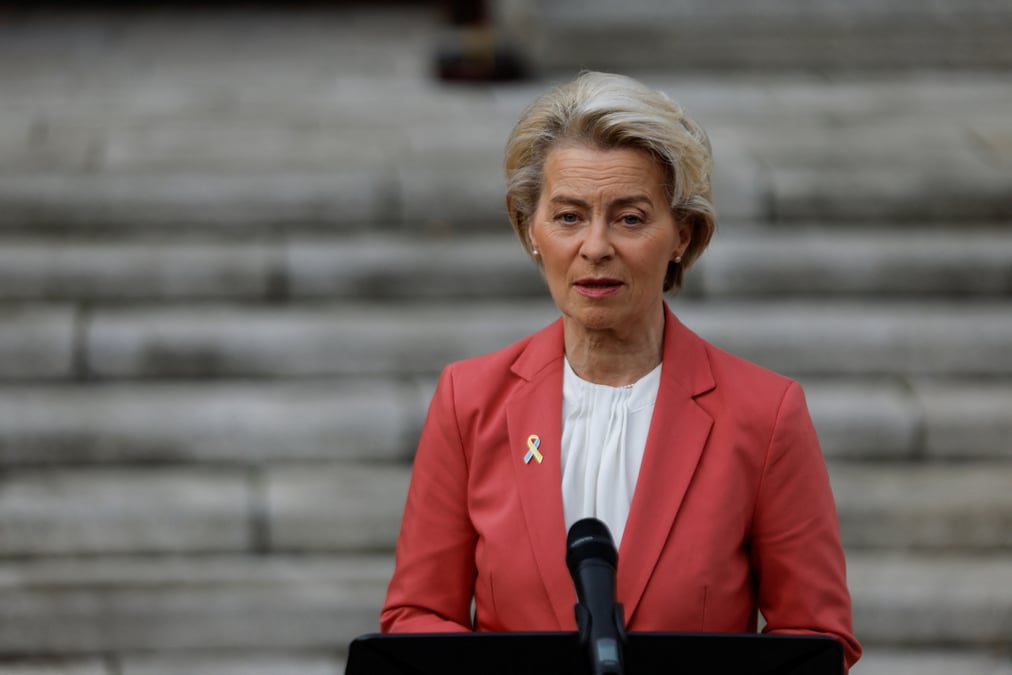La presidente de la commission europeenne ursula von der leyen lors d'une conference de presse a dublin