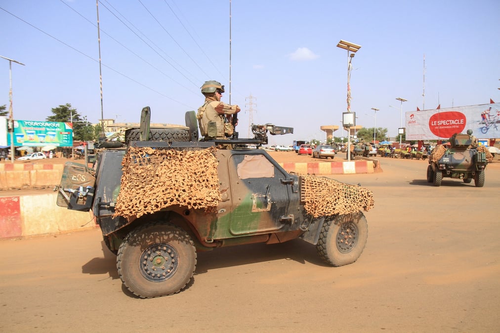 Un convoi de troupes francaises basees a niamey, au niger