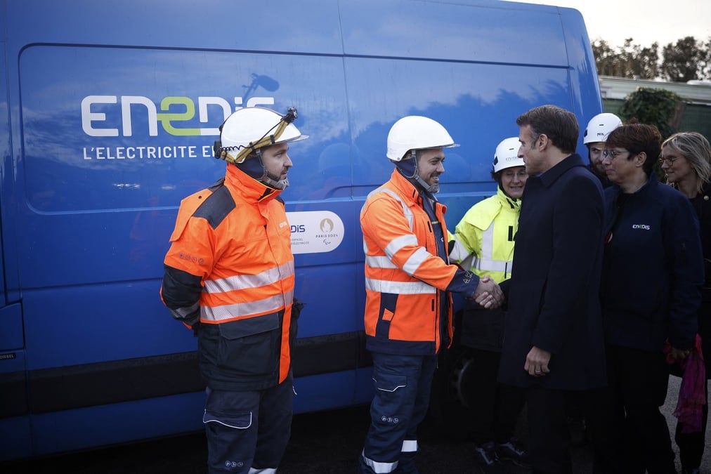 Emmanuel Macron en déplacement en Bretagne, où le réseau électrique d'Enedis a été très touché par la tempête Ciaran.