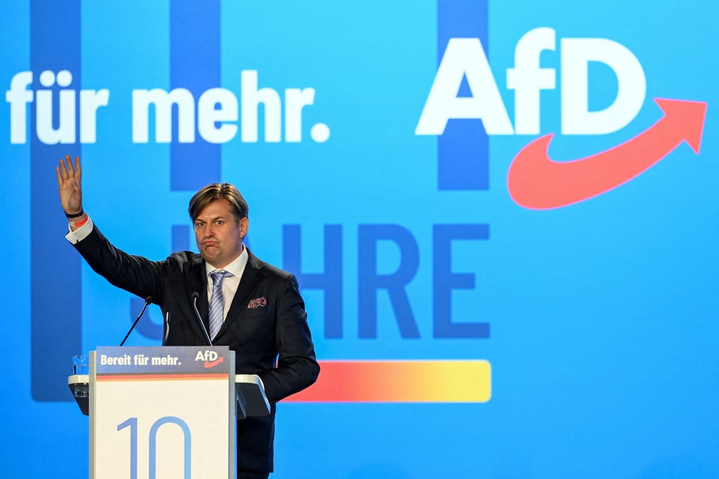 Maximilian krah devant l'assemblee electorale europeenne 2023 de l'alternative pour l'allemagne (afd)
