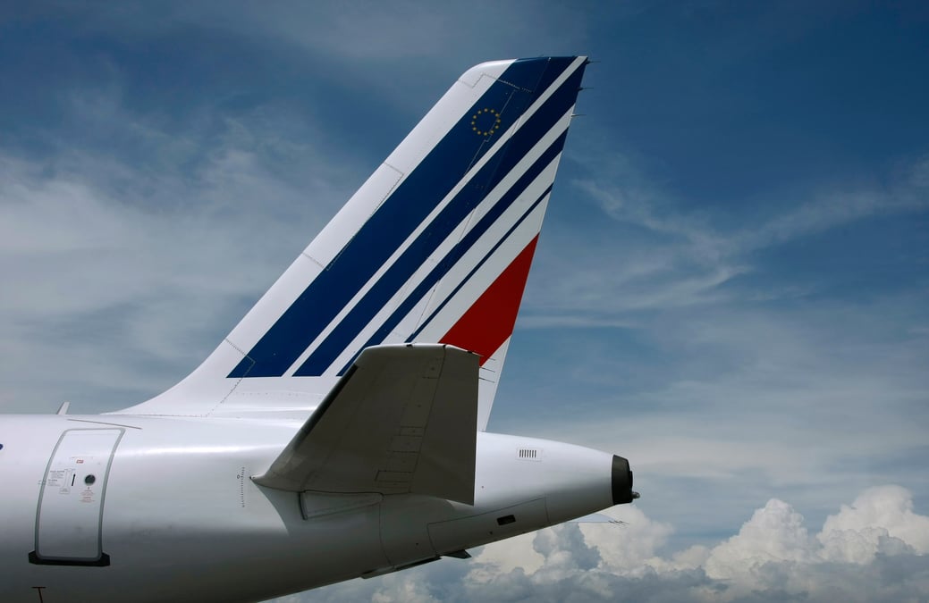 La queue d'un avion de ligne d'air france est visible a l'aeroport international de nice