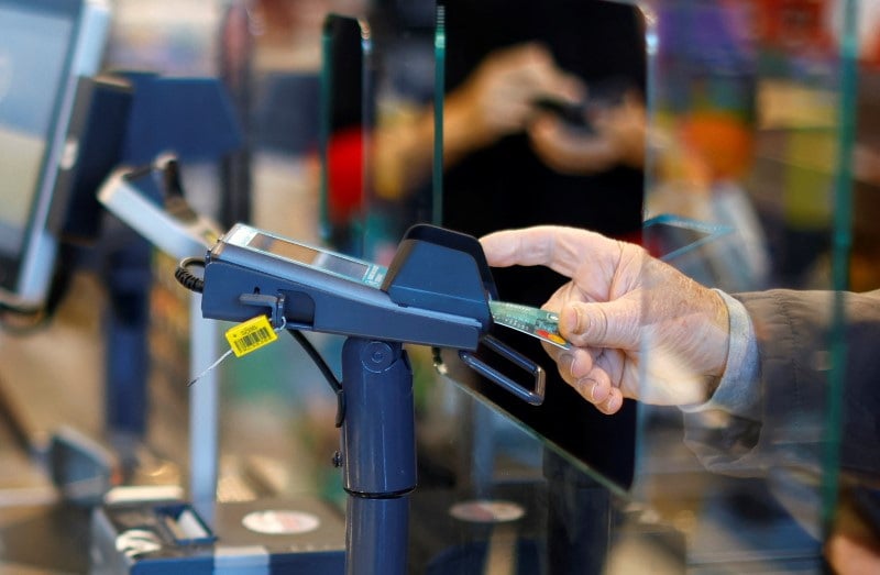 Paiement par carte dans un supermarche