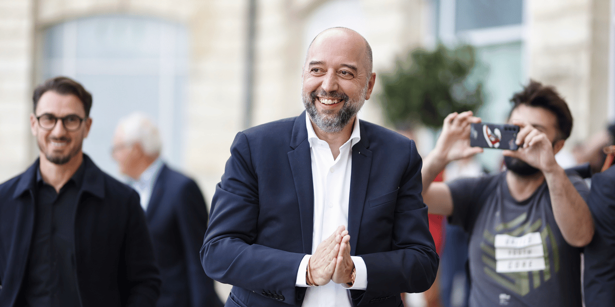 Gérard Lopez, propriétaire et président des Girondins de Bordeaux, a réinvesti mais reste extrêmement contesté car jugé responsable de l'effondrement sportif et financier du club.