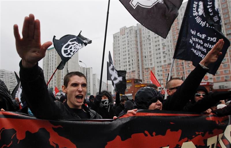 Des milliers de nationalistes russes défilent contre les immigrés