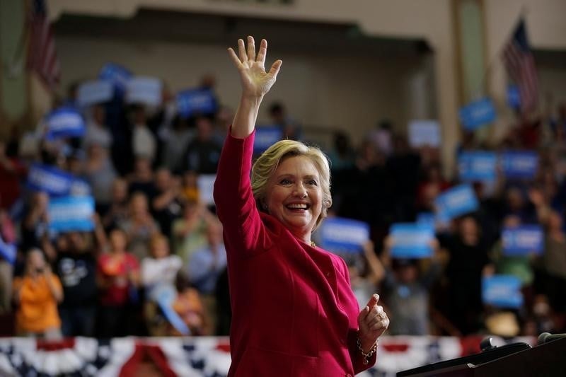 Un sondage donne cinq points d’avance a hillary clinton