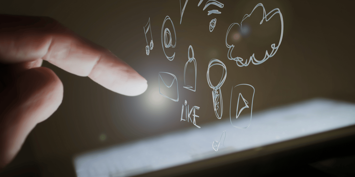Nuage d'applications devant un iPad d'Apple (tablettes, apps, applis, Cloud, touch écran, smartphone, écran tactile)