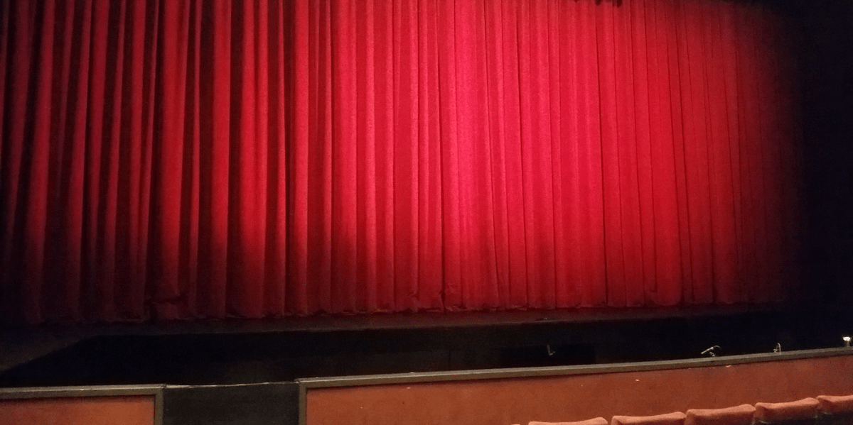 salle de spectacle vide, rideau rouge,