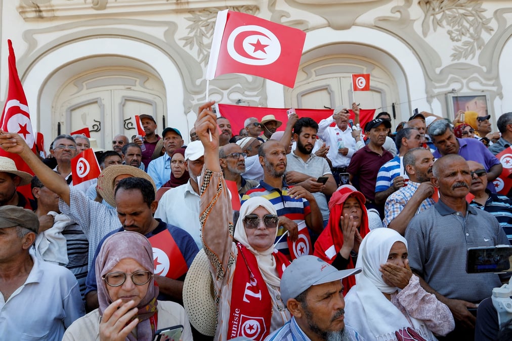 Tunisie: plusieurs centaines de personnes manifestent contre le referendum