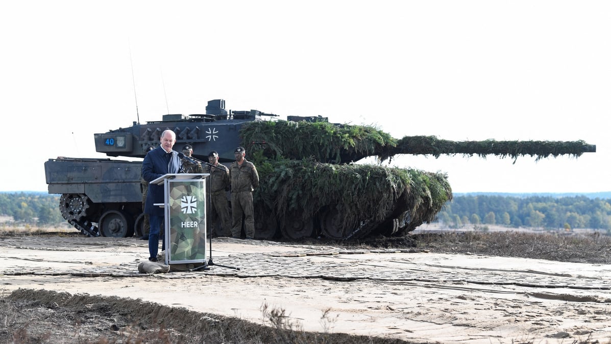 Le chancelier allemand olaf scholz prononce un discours devant un char leopard 2