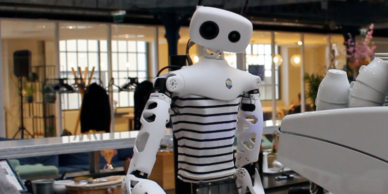 Selon la théorie du roboticien japonais Masahiro Mosi sur la « vallée de l'étrange », Reachy est convaincant parce qu'il se différencie clairement d'un être humain.