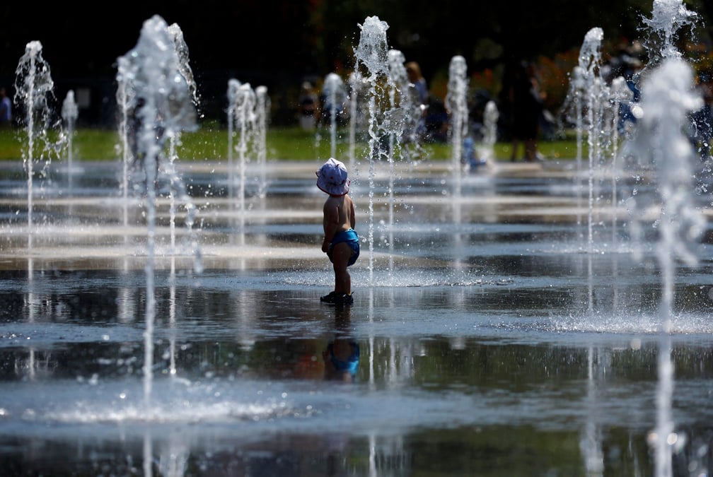 Un enfant se rafraichit dans une fontaine publique a nice