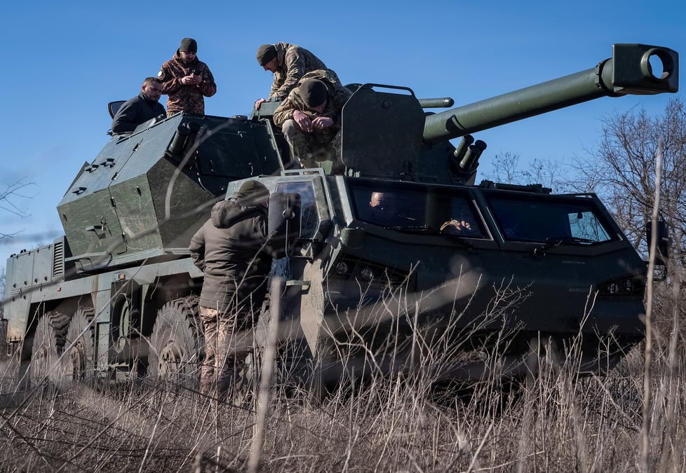 Des militaires ukrainiens se preparent a tirer un obusier automoteur dana