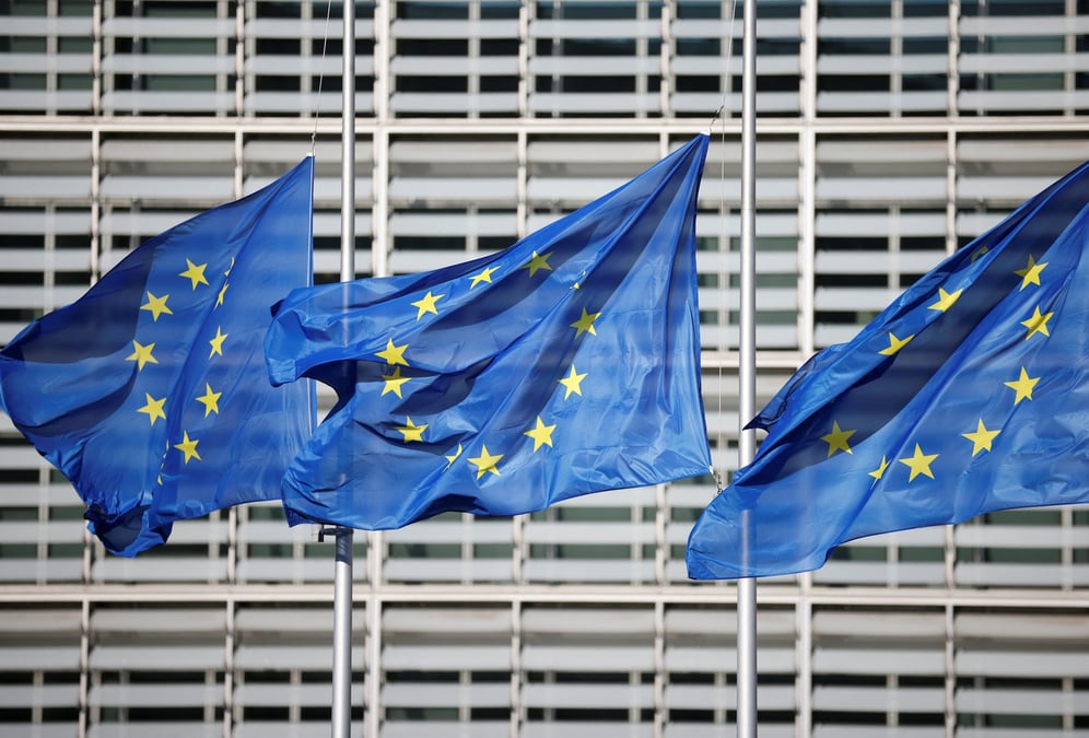 Les drapeaux de l'union europeenne devant le siege de la commission europeenne a bruxelles