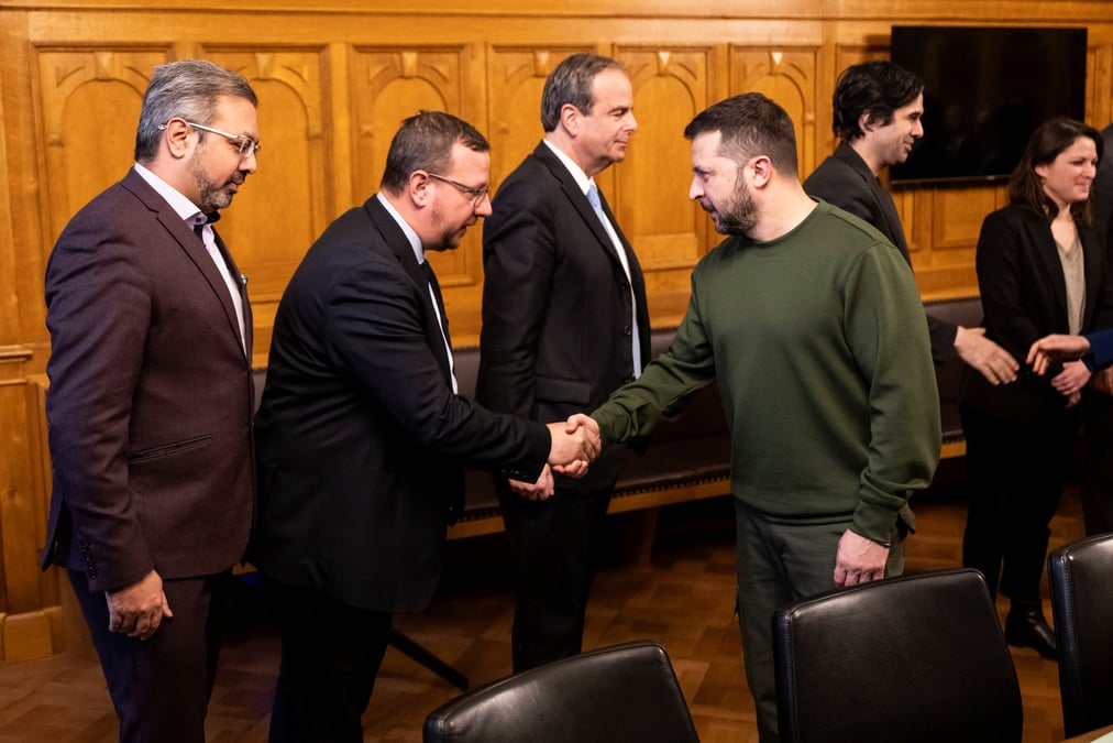 Le president ukrainien volodimir zelensky est accueilli par les membres du conseil national suisse, la chambre basse de l'assemblee federale, a berne