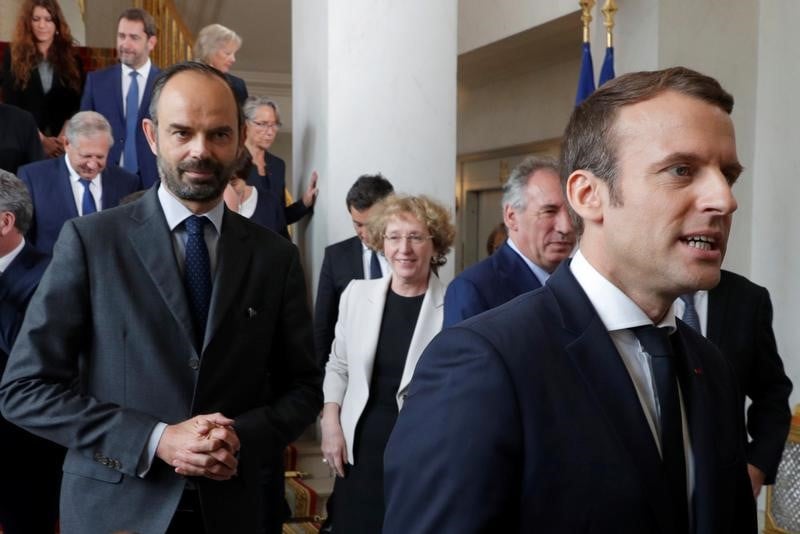 Macron et philippe aussi populaires que leurs predecesseurs