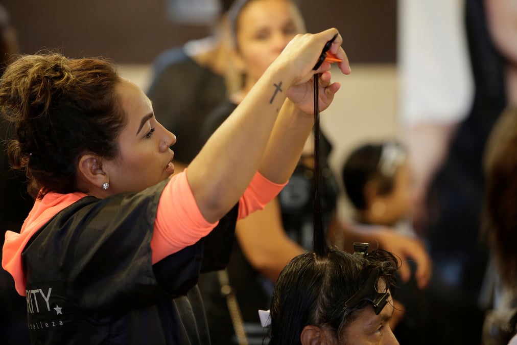 Coiffeur coiffeuse salon de coiffure Haircut cheveux