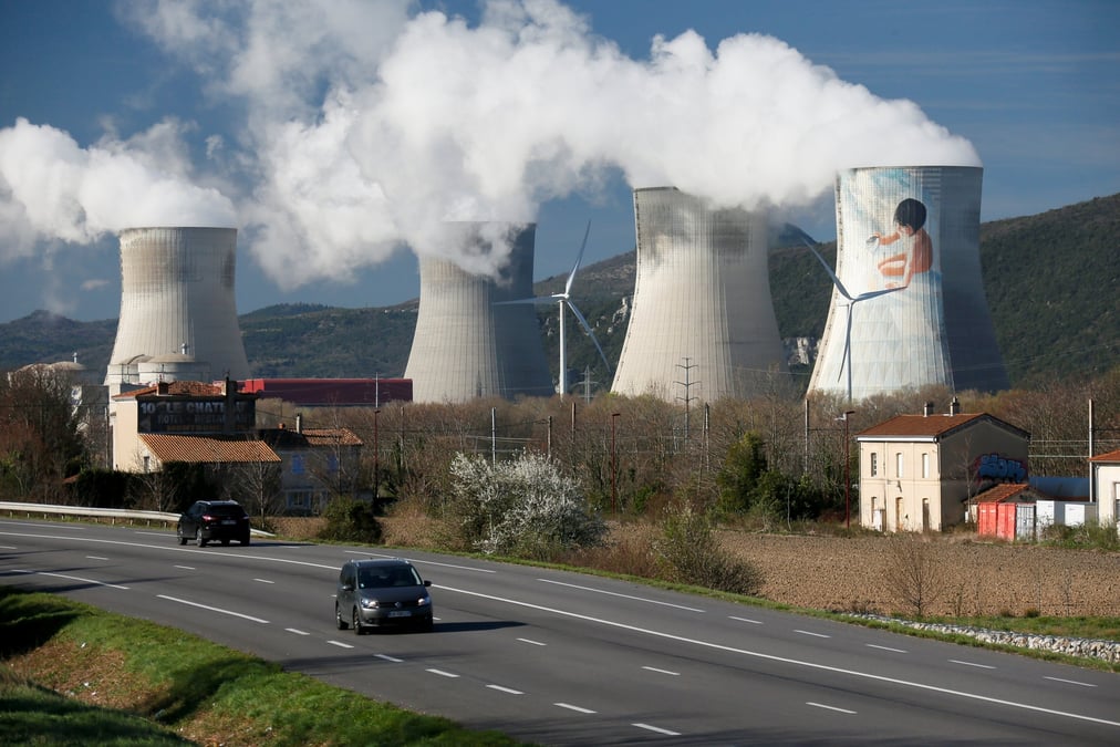 Située à l'entrée de la commune, les tours de refroidissement des quatre réacteurs de la centrale sont facilement visibles depuis le centre de cette coquette commune de moins de 3.000 habitants.