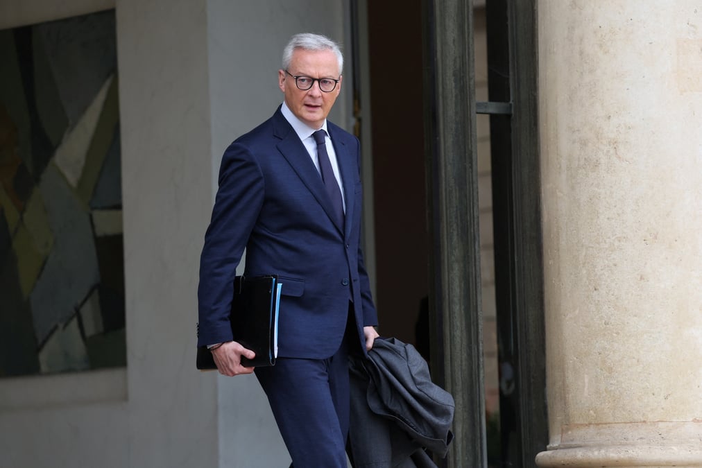 Le ministre francais de l'economie et des finances, bruno le maire, quitte le palais de l'elysee