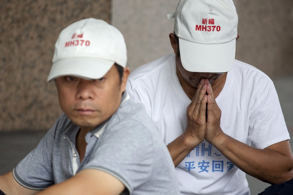 Depuis dix ans, plusieurs thèses expliquant la disparition du MH370 ont été avancées. Mais aucun n'est, à ce jour, confirmée, laissant les familles de passagers dans l'incertitude.