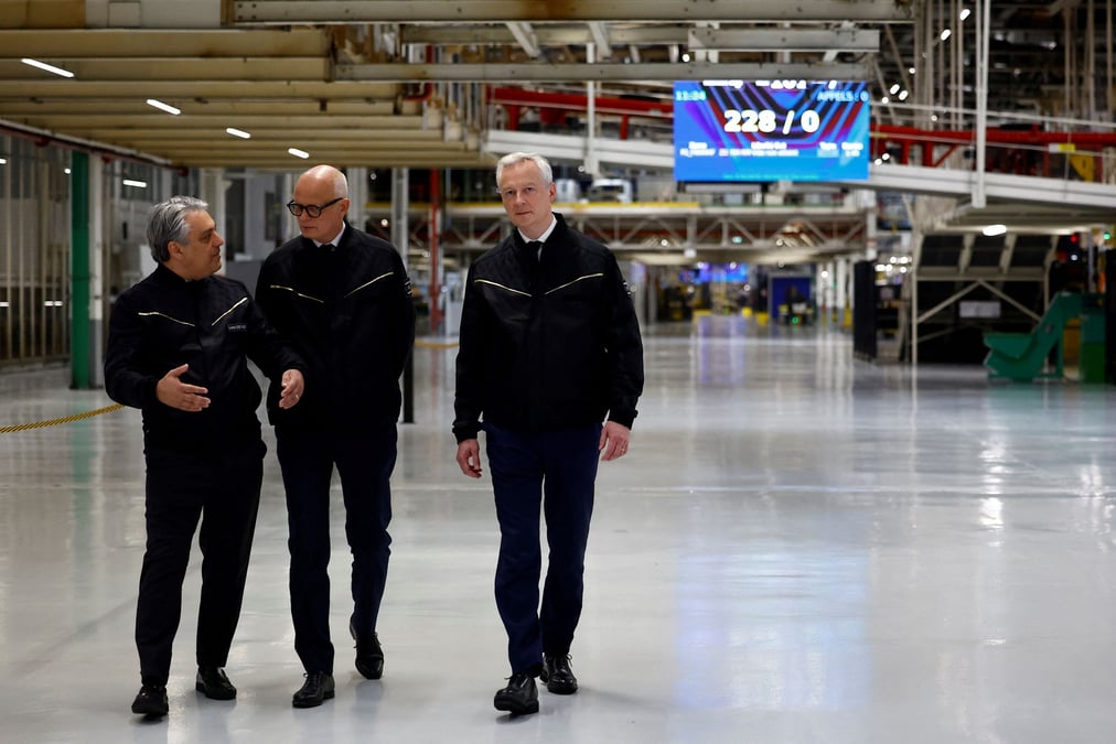 Luca de Meo, à gauche, accompagné d'Edouard Philippe, au milieu, et de Bruno le Maire, à droite, dans l'usine de Sandouville, près du Havre.