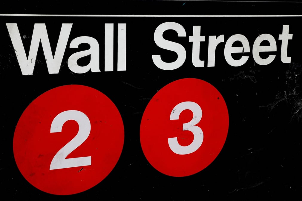 Un panneau indique la station de metro wall street dans le quartier financier de new york