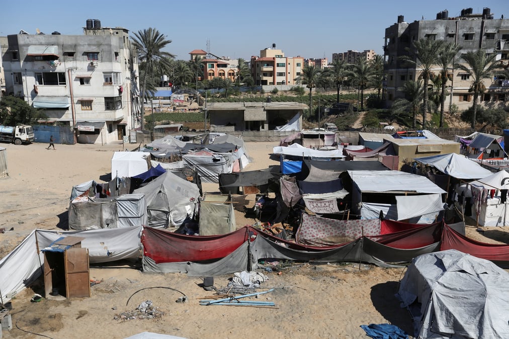 Des palestiniens se refugient dans un camp de tentes recemment attaque lors de frappes israeliennes a khan younis