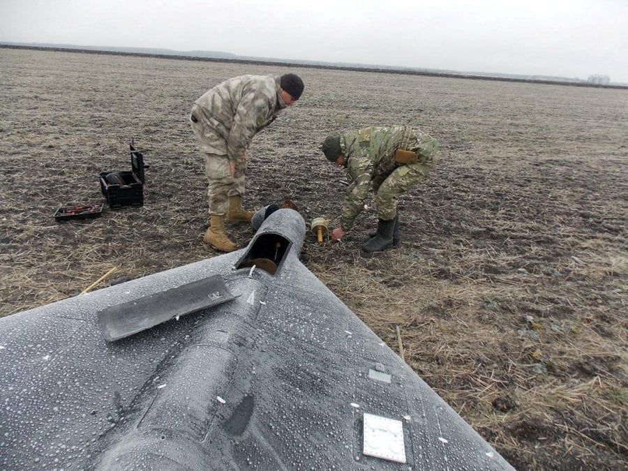 Des membres de l'unite de deminage de la police enlevent une ogive d'un drone kamikaze russe, en ukraine