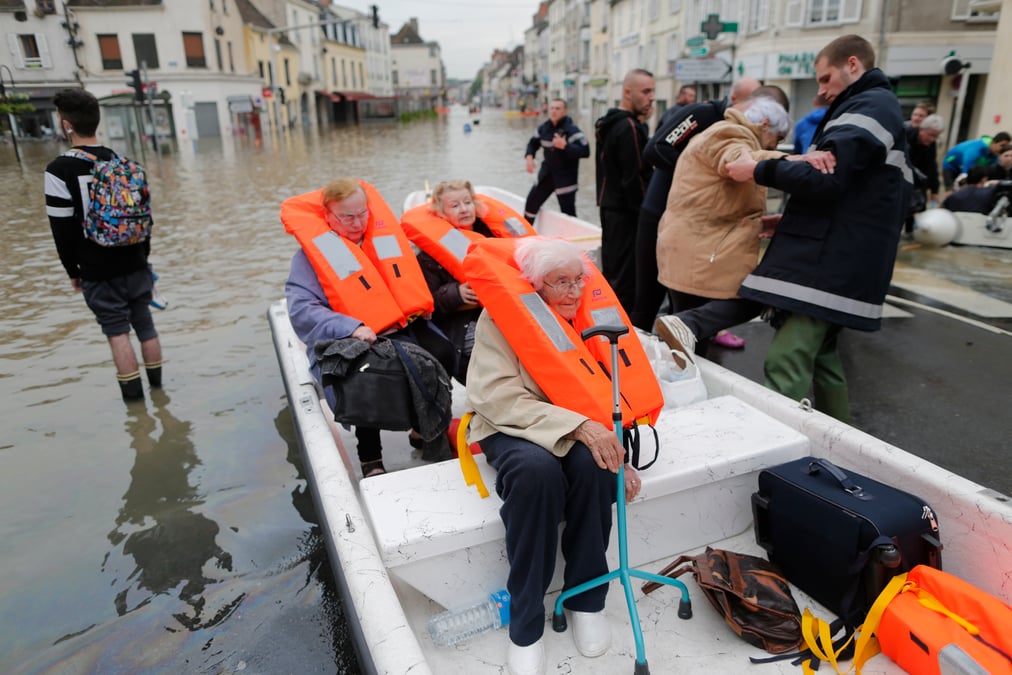 Evacuations a nemours face a la montee des eaux