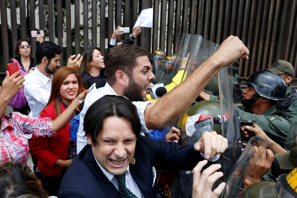 Des opposants bloquent les rues au venezuela