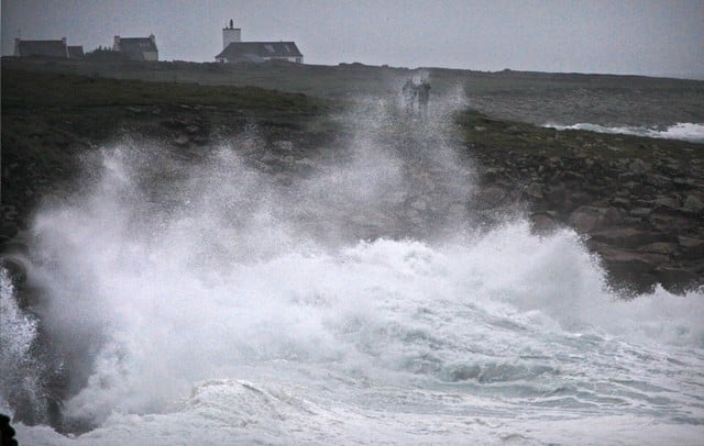 Tempete en france, 200.000 foyers prives d'electricite