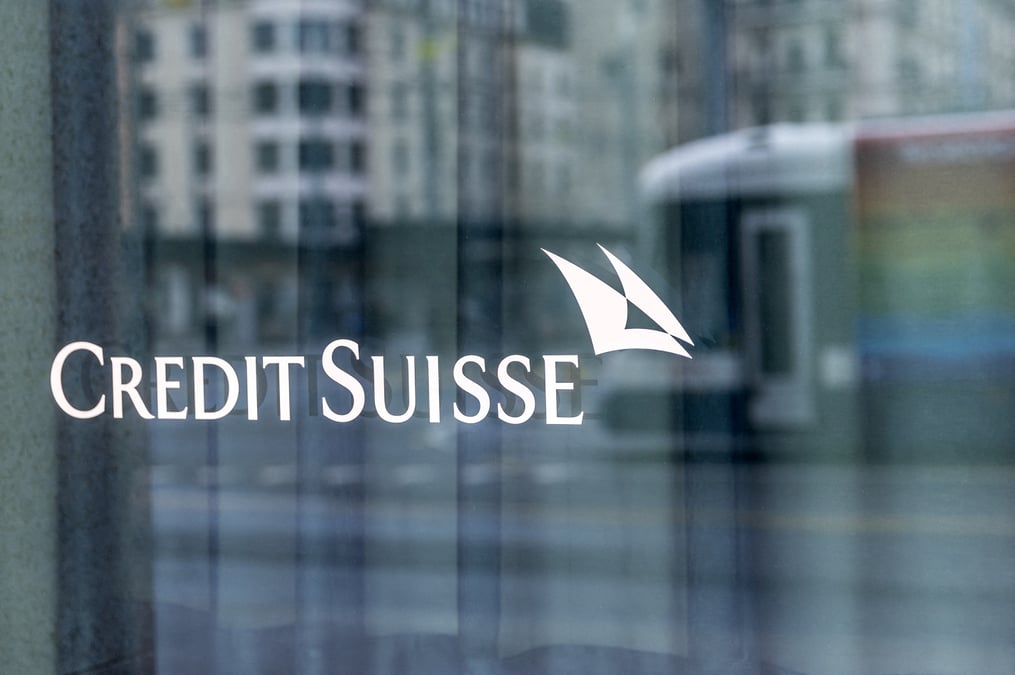 Le logo de credit suisse sur un agence de la banque a geneve
