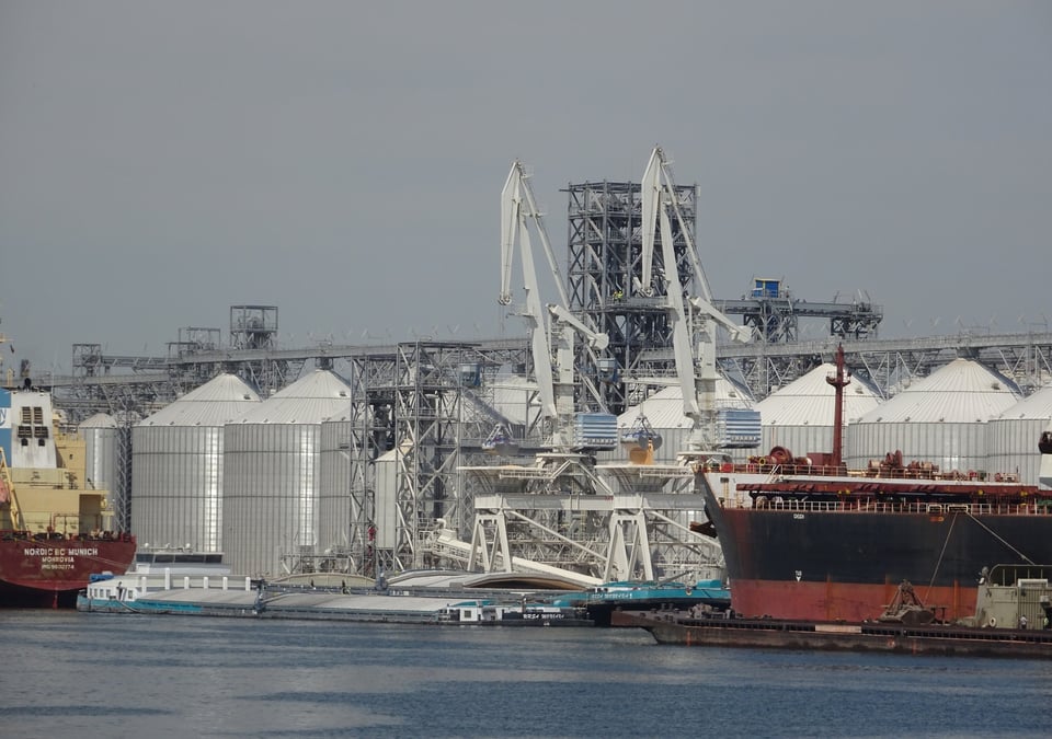 Vue du terminal cerealier avec silo a grains dans le port de constanta