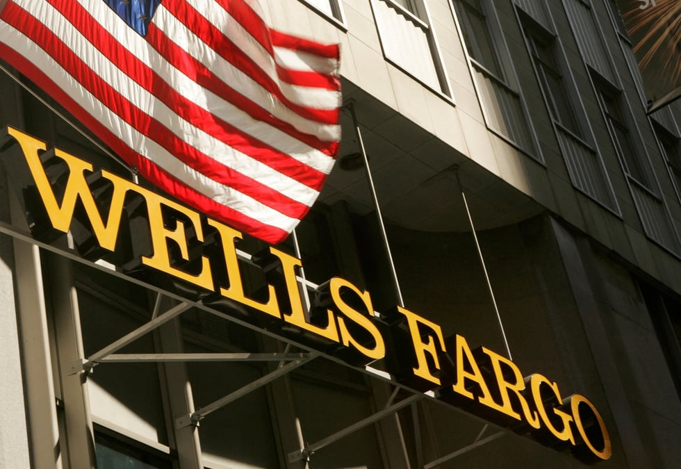 Photo d'archives: un drapeau americain flotte au-dessus du siege social de wells fargo & co a san francisco