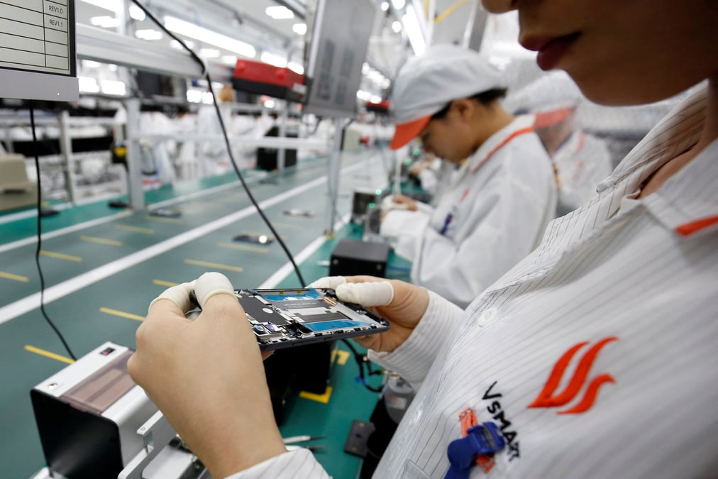 Un fabricant travaille sur une chaine de montage du telephone vsmart de vingroup a hai phong