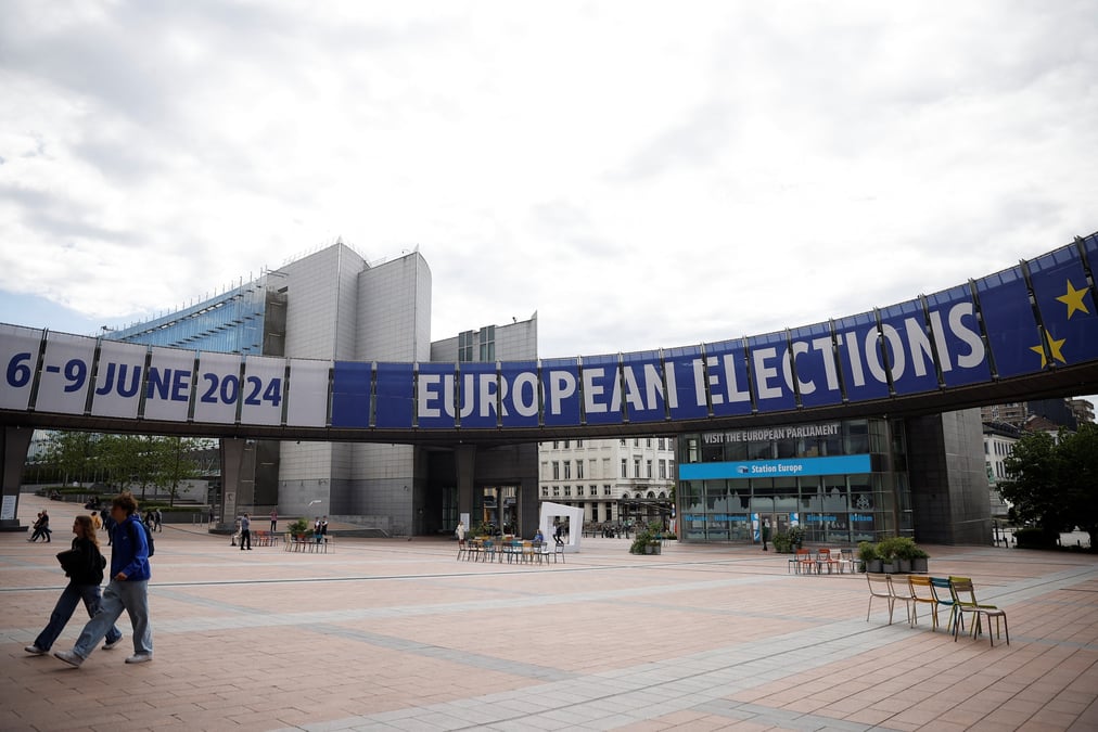 Un panneau annoncant les prochaines elections europeennes, au parlement europeen a bruxelles