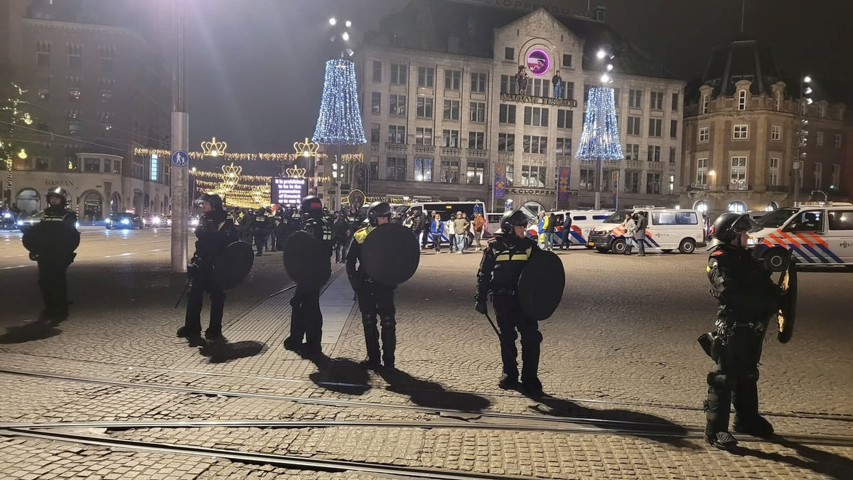 Des policiers montent la garde apres des affrontements entre des jeunes et des supporters de football israeliens a amsterdam