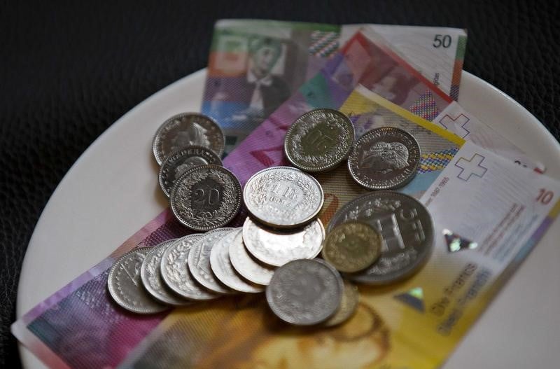 La politique monétaire de la Suisse inchangée, le franc monte