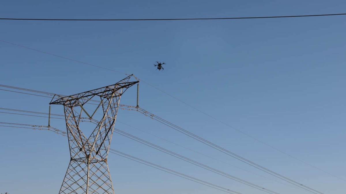 L'utilisation de drones pour l'inspection de lignes électriques permet d'obtenir une meilleure vision de l'infrastructure.